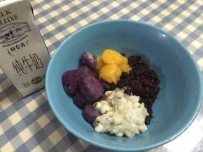将两种芋圆加入碗中，加入薏米、红豆沙