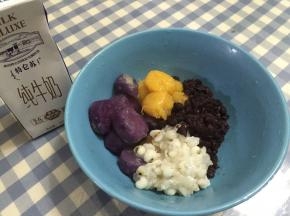 将两种芋圆加入碗中，加入薏米、红豆沙