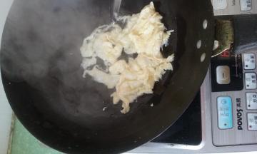 锅入油，油热缓缓倒入蛋液，并翻炒，八成熟时盛出备用