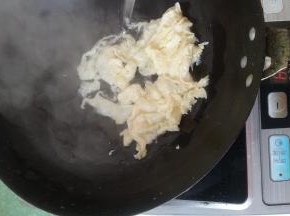 锅入油，油热缓缓倒入蛋液，并翻炒，八成熟时盛出备用