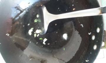锅入油，油热加入少量蒜末葱花爆香