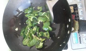 加入青椒，翻炒至翠绿