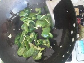 加入青椒，翻炒至翠绿