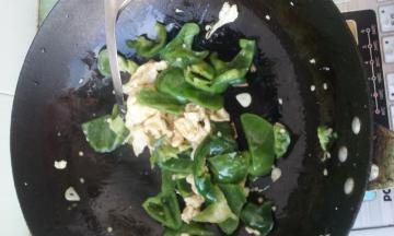 加入炒好的鸡蛋及花椒粉、盐、蒜末、葱花