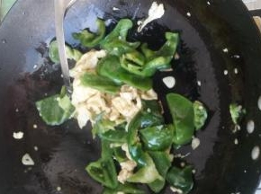 加入炒好的鸡蛋及花椒粉、盐、蒜末、葱花