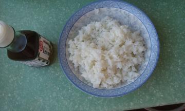 将香油和米饭搅拌均匀