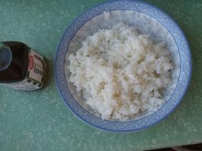 将香油和米饭搅拌均匀