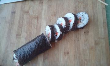 用力把紫菜包饭卷好，并将其切成1.5厘米宽的段