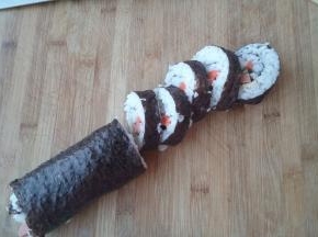 用力把紫菜包饭卷好，并将其切成1.5厘米宽的段