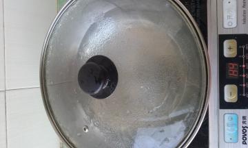 烧水至翻开，缓缓倒入蛋液