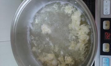 蛋花成型后加入盐、花椒粉