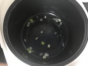 在锅中放油，等锅热后，将葱花撒进去