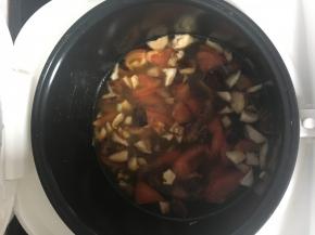 翻炒6分钟左右，将准备好的水加入锅中。