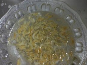 海米适量,用热水浸泡，