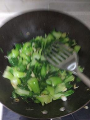 锅内放油，加入葱姜蒜,炒香之后倒入控干水分的油菜,