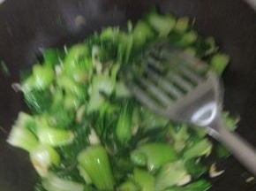 锅内放油，加入葱姜蒜,炒香之后倒入控干水分的油菜,