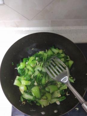 油菜炒软之后加入海米