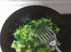 油菜炒软之后加入海米