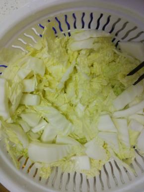 白菜摘洗干净，控干水分,切碎