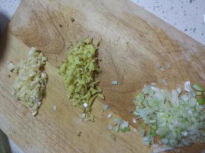 葱姜蒜切好备用