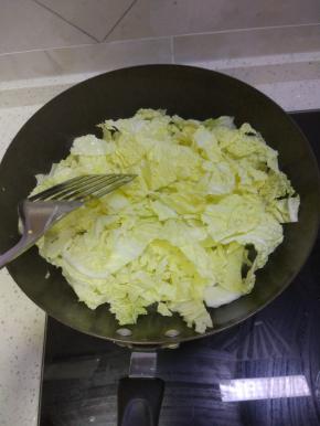 锅内放油放入葱姜蒜爆香，加入白菜进行翻炒