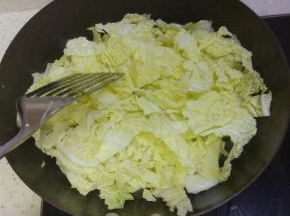 锅内放油放入葱姜蒜爆香，加入白菜进行翻炒