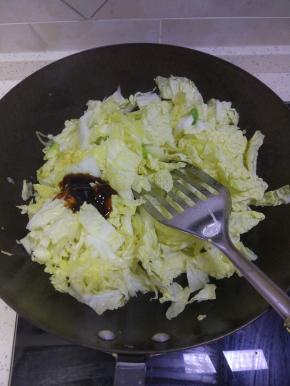 待白菜稍软出水之后加入耗油，要比平时做菜的的量要多