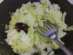待白菜稍软出水之后加入耗油，要比平时做菜的的量要多