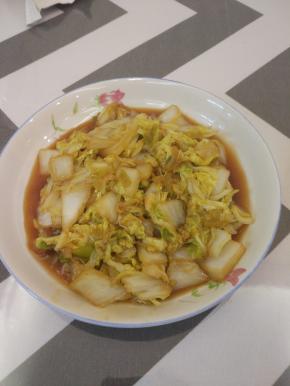 继续翻炒，待白菜软烂，即可出锅，不用加盐和其他的调料，耗油本身就咸，被封为，吃过的白菜中最好吃的