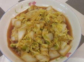 继续翻炒，待白菜软烂，即可出锅，不用加盐和其他的调料，耗油本身就咸，被封为，吃过的白菜中最好吃的