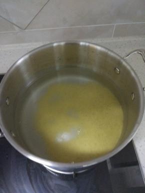 锅内放适量的水放入小米