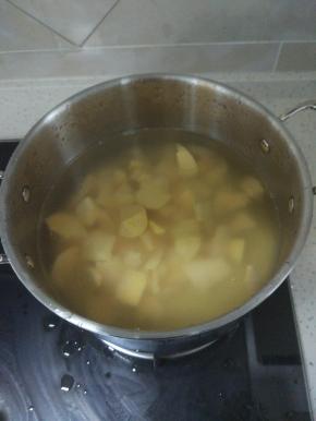 待小米煮开之后加入红薯