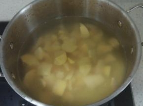 待小米煮开之后加入红薯