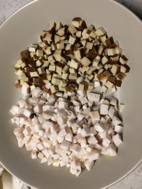 将杏鲍菇、豆干切成大小一致的小丁，葱切葱花