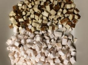 将杏鲍菇、豆干切成大小一致的小丁，葱切葱花