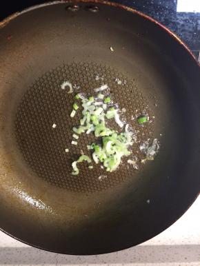 热锅凉油，下葱花炒香