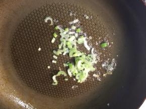 热锅凉油，下葱花炒香