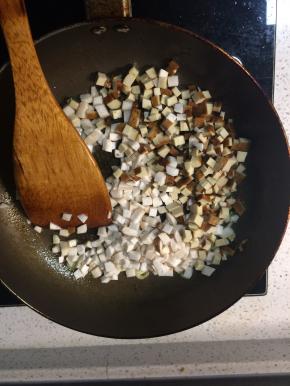 将杏鲍菇和豆干下锅翻炒两分钟