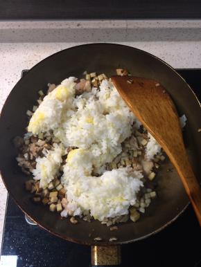 倒入米饭继续翻炒至米饭粒粒分开，加入适量盐调味