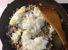 倒入米饭继续翻炒至米饭粒粒分开，加入适量盐调味