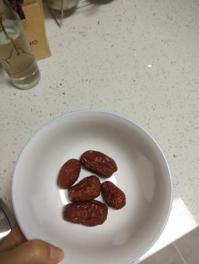 大枣适量凉水清洗干净，加入适量的热水，烫一下