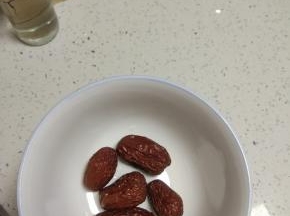 大枣适量凉水清洗干净，加入适量的热水，烫一下