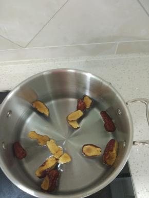 烫好的红枣切碎锅内放水，加入红枣大火煮开