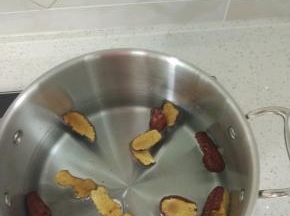 烫好的红枣切碎锅内放水，加入红枣大火煮开