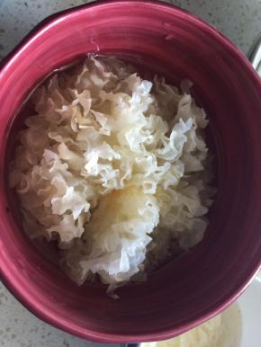 水泡发银耳和百合，红枣枸杞清洗干净，雪梨切片。