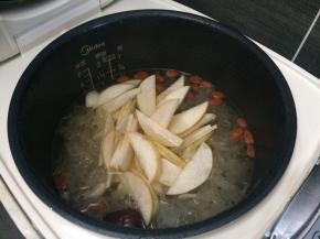 将除了雪梨以外的所有材料放入锅中，加入适量的水，炖1小时左右，加入雪梨