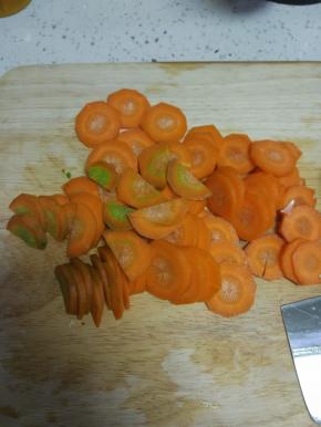 胡萝卜去皮切片,备用