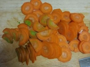 胡萝卜去皮切片,备用