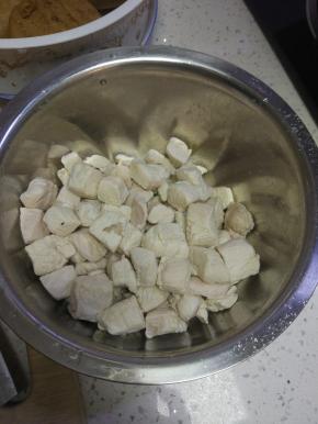 鸡胸肉切小块，过热水，备用