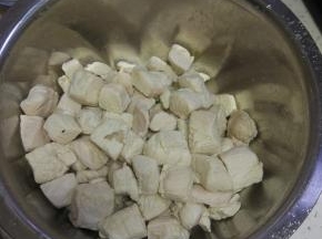 鸡胸肉切小块，过热水，备用